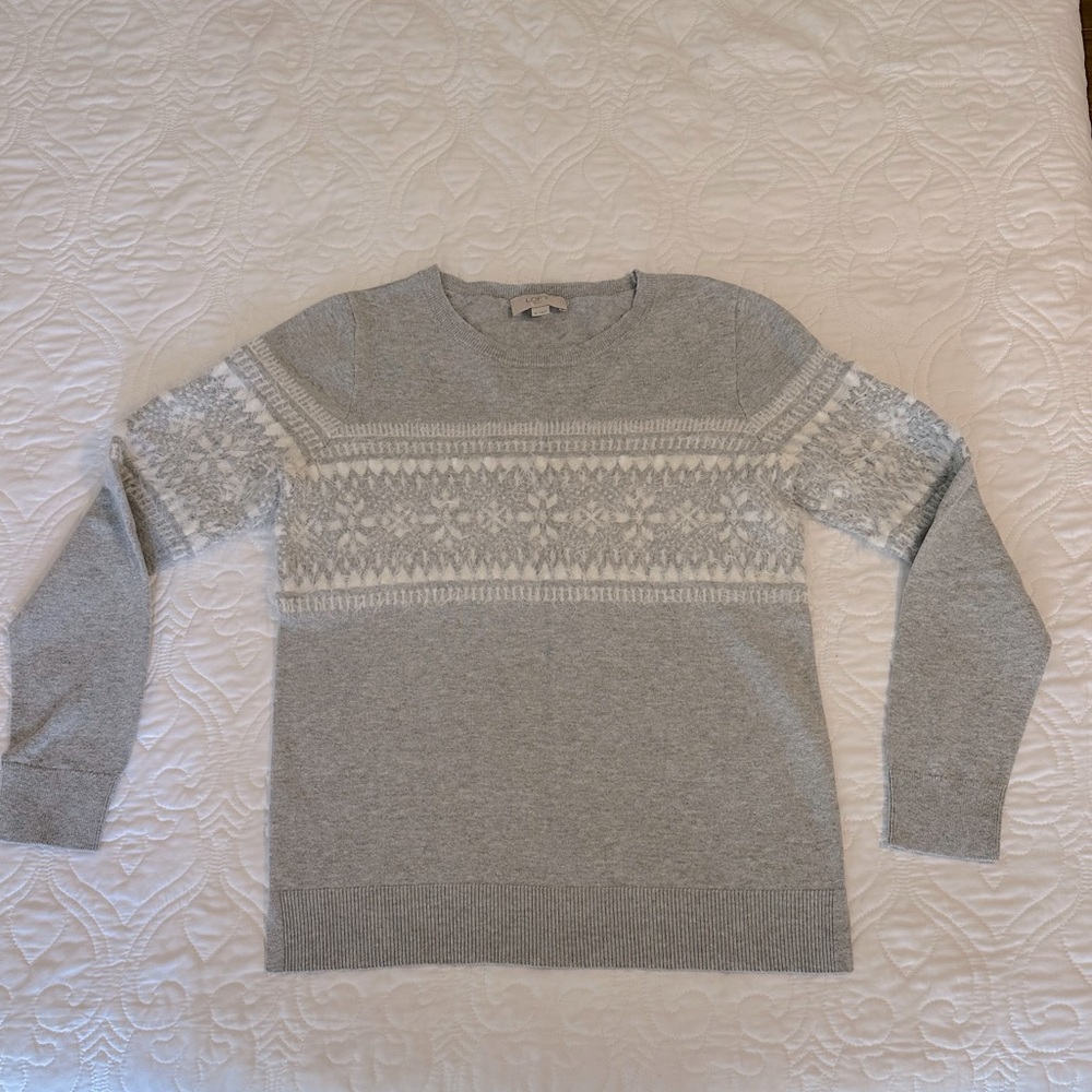 Loft Outlet Women’s Light Gray Sweater With White Size Medium. Very Soft!